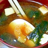 豆腐とわかめとゆで玉子の赤味噌汁